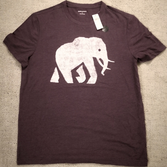 Banana Republic Men's Maroon Elephant T-Shirt Sz L
